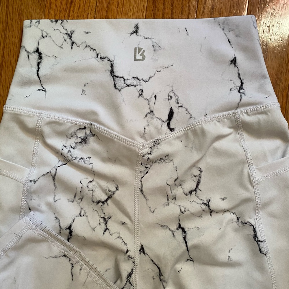BUFFBUNNY ONYX MARBLE LEGGINGS - WHITE